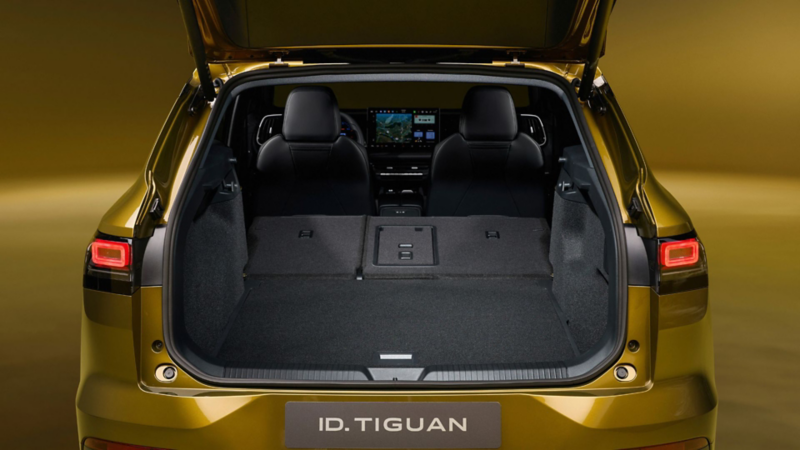 Geöffneter Kofferraum des Volkswagen ID. Tiguan mit umgeklappter Rücksitzbank und erweitertem Laderaum.