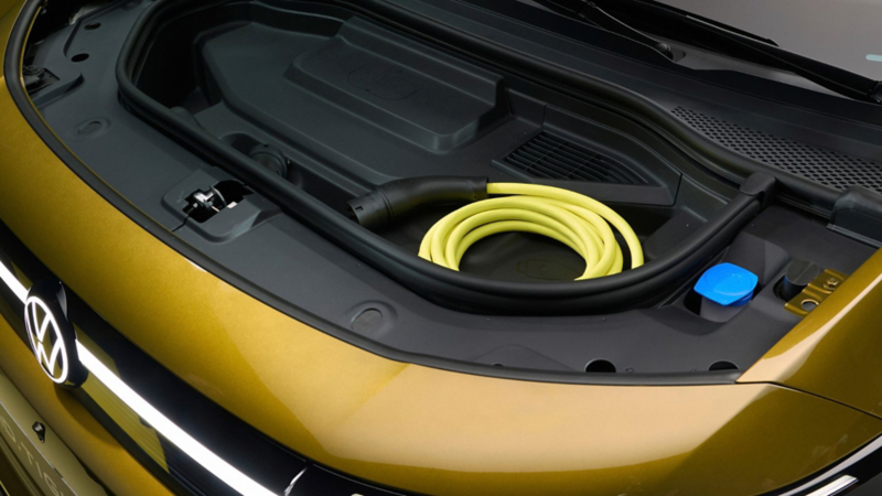 Vorderer Stauraum des Volkswagen ID. Tiguan mit Ladekabel unter der geöffneten Motorhaube.