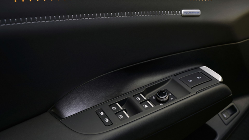 Türverkleidung des Volkswagen ID. Tiguan mit Ambientebeleuchtung und Bedienelementen für Fenster und Spiegel.