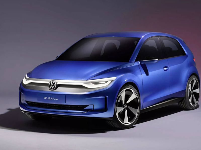 Concept Car Volkswagen ID. 2 all bleue de 3/4 avant face sur un fond gris.