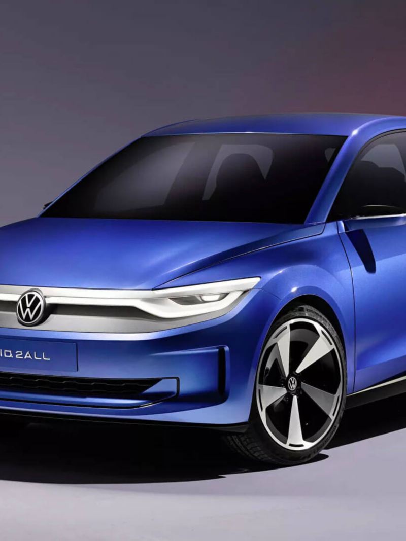 Concept Car Volkswagen ID. 2 all bleue de 3/4 avant face sur un fond gris.