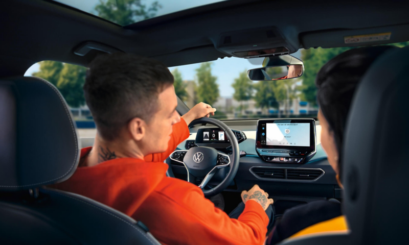 Un homme au volant à l'intérieur d'une Volkswagen