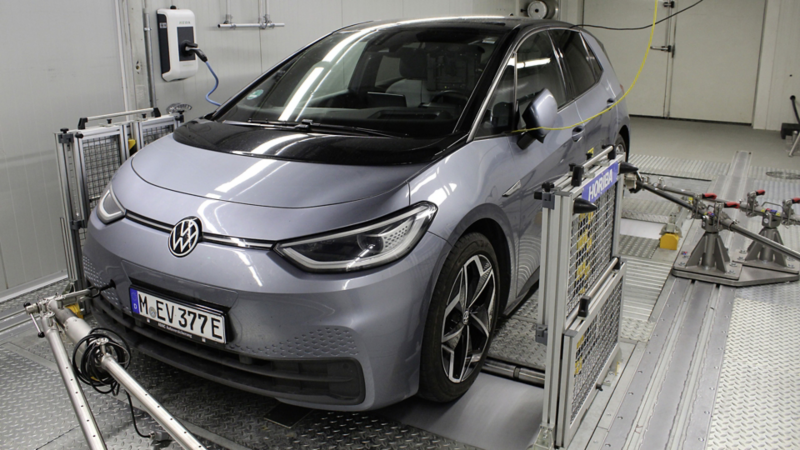 En VW ID.3 står i ett garage där tester av batteriet utförs