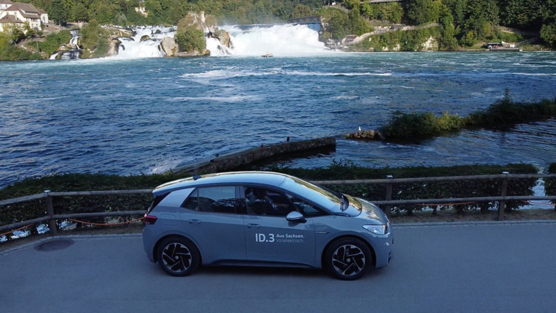 ID.3 ist parkiert beim Rheinfall