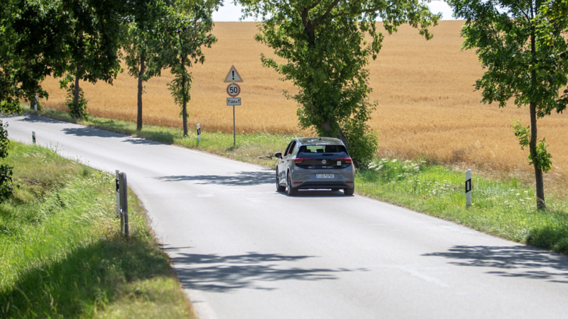 ID.3 von hinten, der auf der Strasse fährt