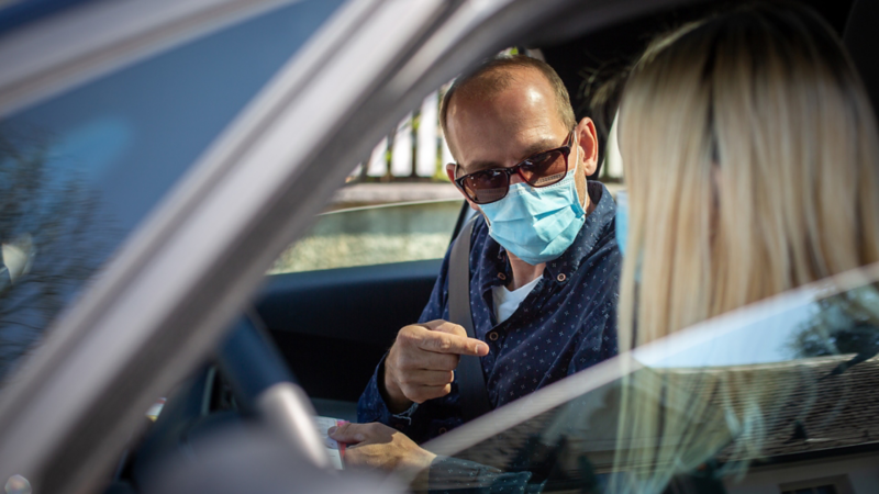 Ein Fahrlehrer im ID.3 redet mit der Fahrschülerin