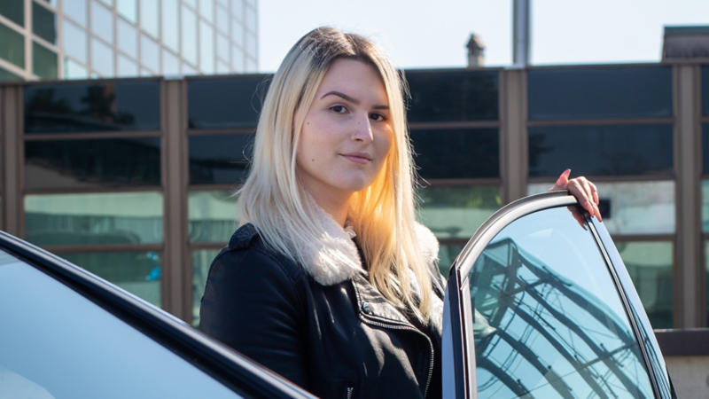 Eine Fahrschülerin mit dem ID.3