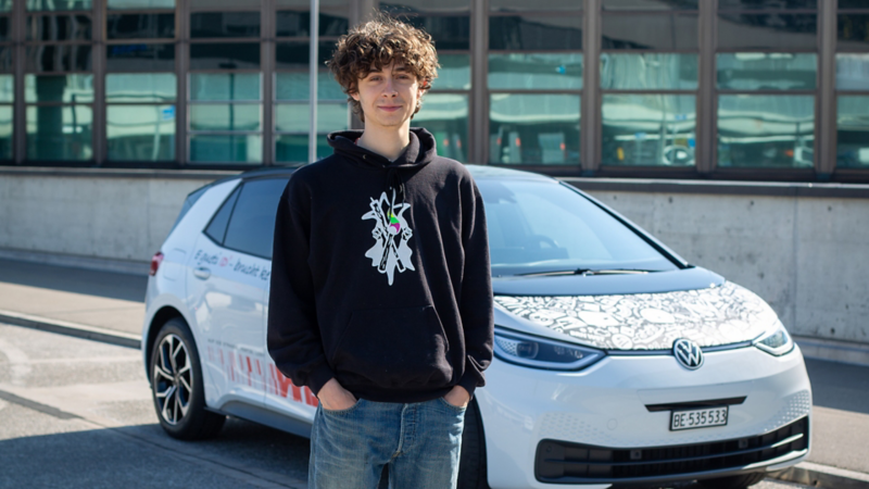 Ein Fahrschüler neben dem ID.3