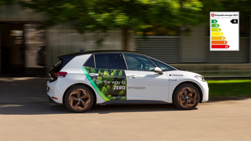 Profil latéral de l'ID.3 Griesser qui roule sur la route. Avec l'inscription "On the way to ZERO emission".