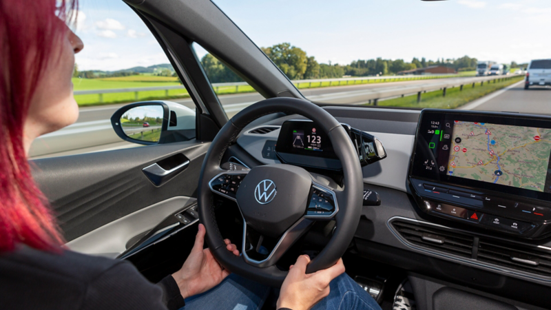 Sicht auf das Interieur beim Fahrer von der Rückbank aus und Stefanie Bürge fährt