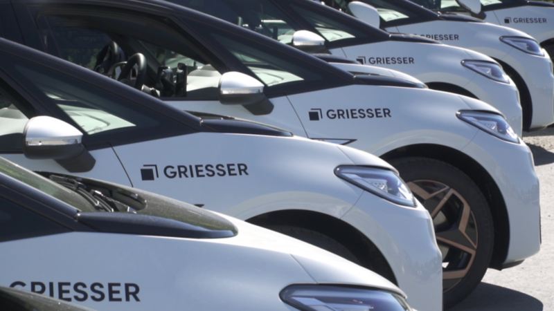 ID.3 de Griesser se trouvent les uns à côté des autres et l'inscription "Griesser" est visible sur tous.