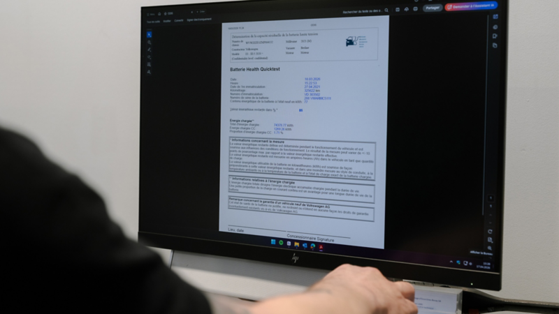 Julien Lüthi e Nicolas Follonier esaminano i risultati del test rapido della batteria sul PC.