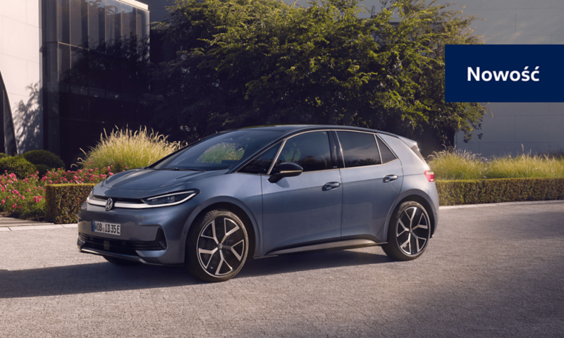 Niebieski Volkswagen ID.3 Neo stoi zaparkowany przed nowoczesnym budynkiem