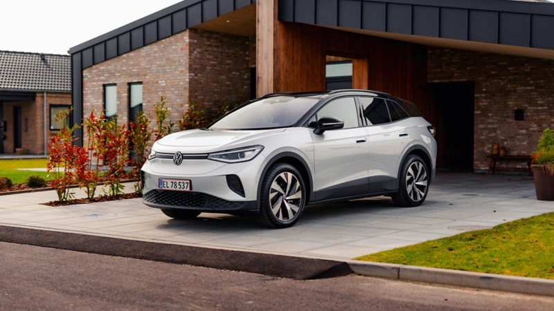 ID.4 Style holder parkeret i en indkørsel