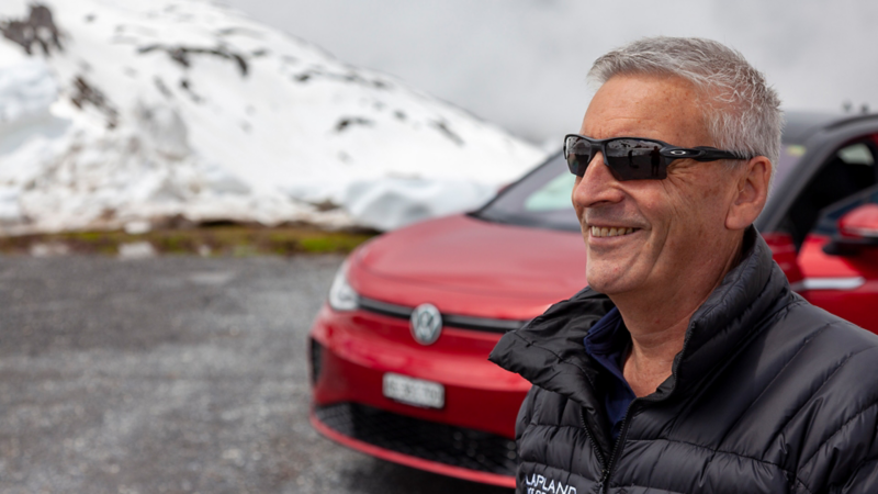 Christian Traber steht mit Sonnenbrille vor dem ID.4 GTX