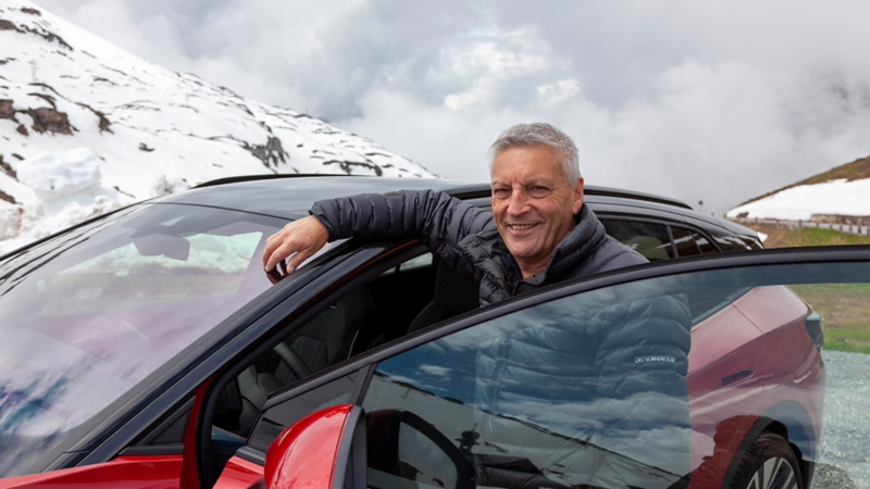 Christian Traber steht in der offenen Fahrertüre von ID.4 GTX