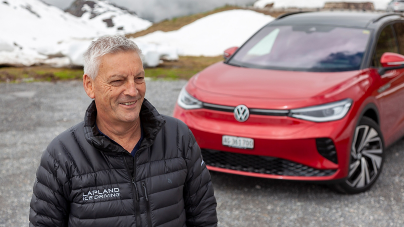 Chrisitan Traber steht vor einem ID.4 GTX