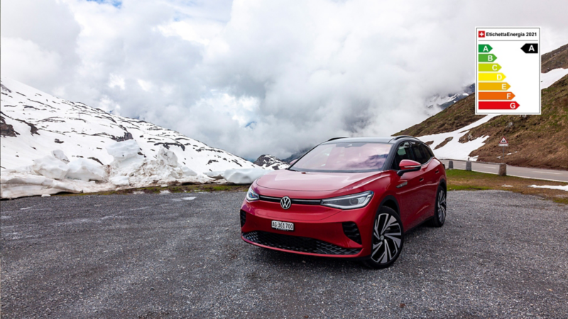 L'ID.4 GTX è parcheggiata in un parcheggio in cima al Klausen Pass.