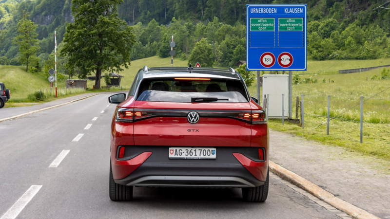 ID.4 GTX von hinten fährt auf der Strasse