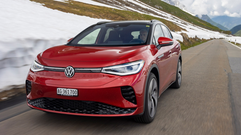 Un uomo siede al volante della ID.4 GTX. 