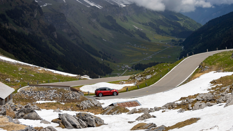 Von weitem sieht man den ID.4 GTX die engen Kurven auf dem Klausenpass fahren