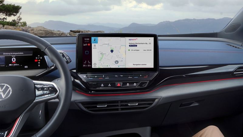 VW ID.5 GTX Cockpit. Karte mit IONITY Ladestation wird auf Display des Infotainment-Systems angezeigt