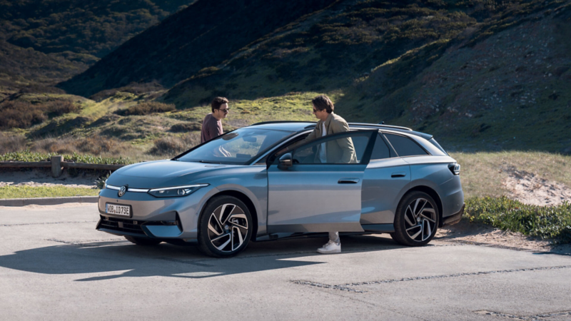 Deux hommes montent à bord de la VW ID.7 Tourer.