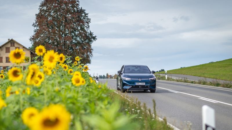 L'ID.7 Pro S roule sur une route de campagne