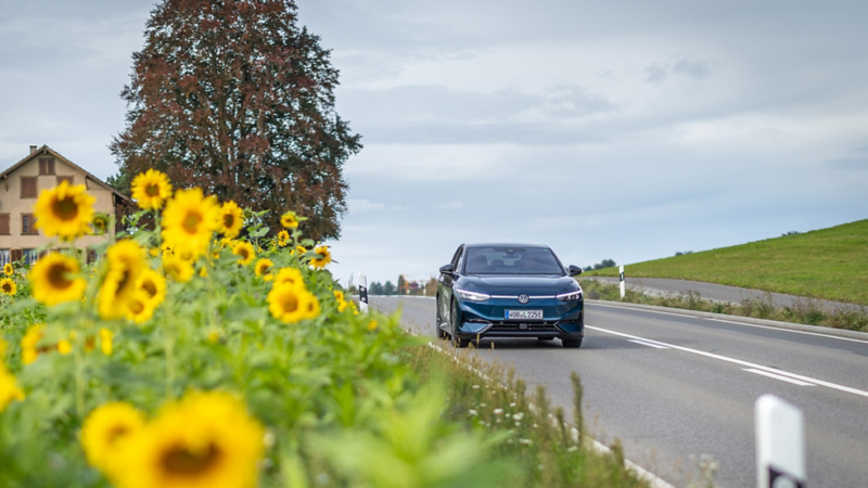 Der ID.7 Pro S fährt auf einer ländlichen Strasse