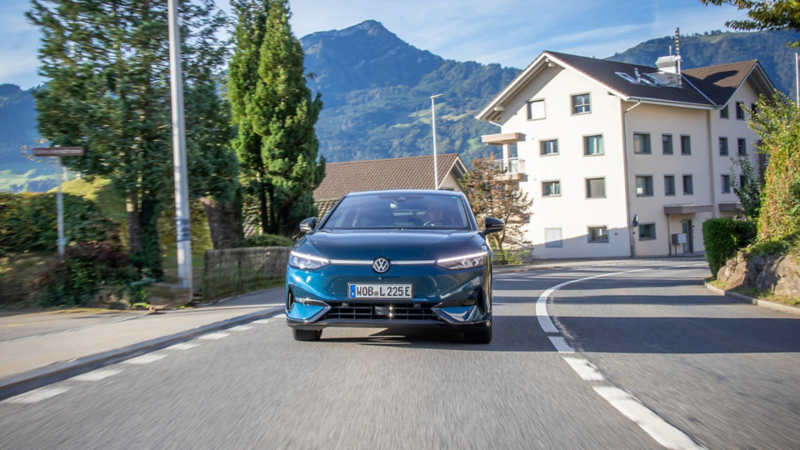 L'ID.7 Pro S roule sur une route traversant un village