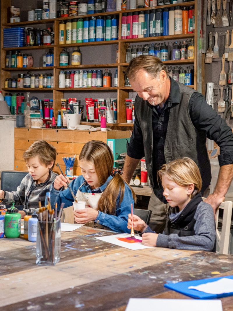 Patrick Hemmelmayr et ses enfants peignent des tableaux