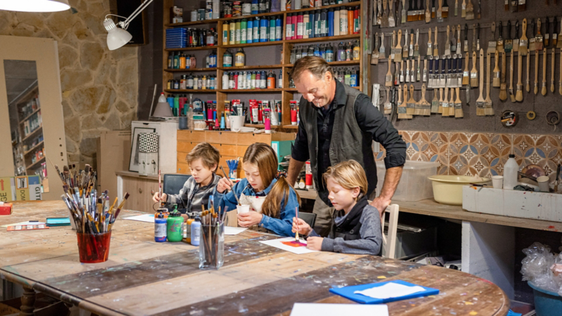 Patrick Hemmelmayr e i suoi figli dipingono quadri