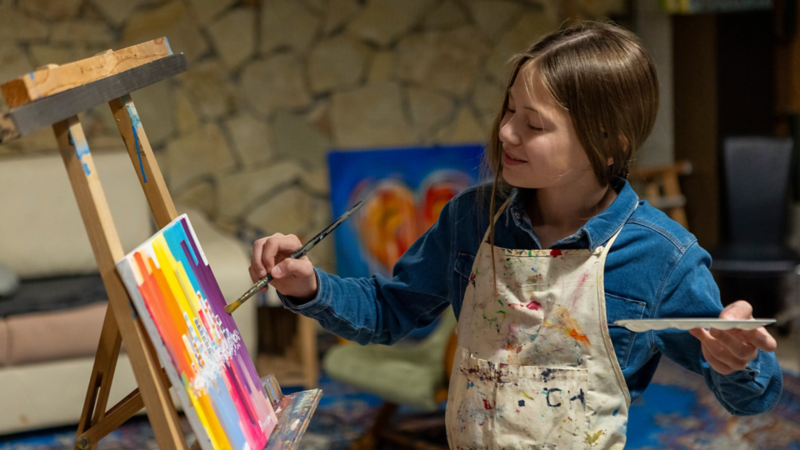 La figlia di Patrick Hemmelmayr dipinge un quadro