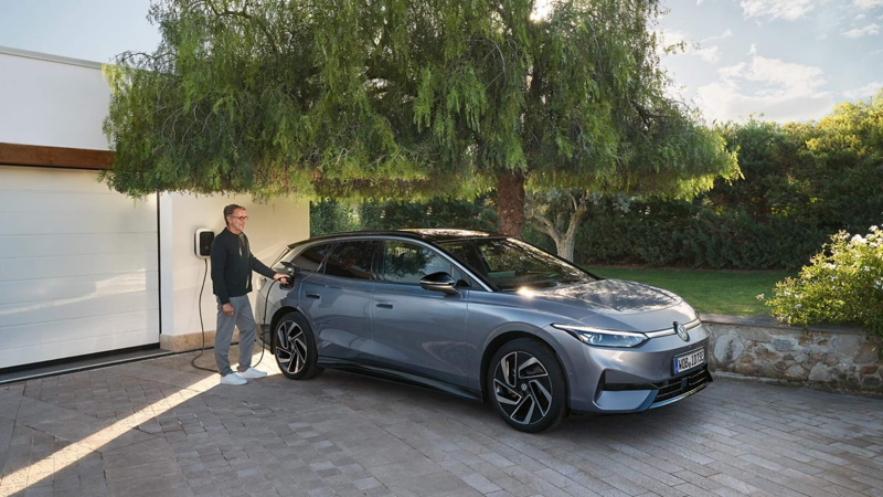 A man charging an ID.7 Tourer