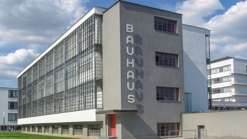 Il Bauhaus con la grande iscrizione.