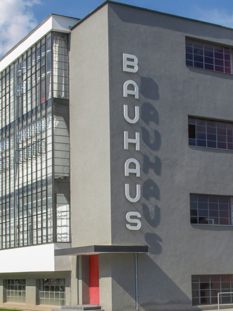 Le Bauhaus avec la grande inscription.
