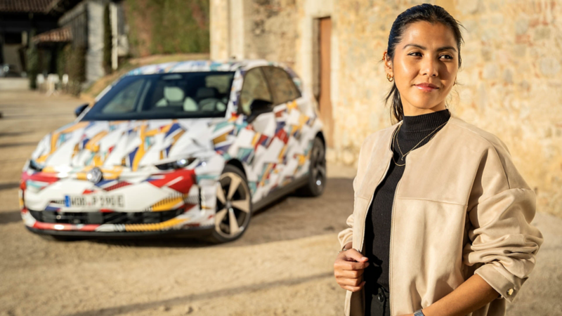 Person steht vor einem Volkswagen ID. Polo mit markanter Folierung in urbaner Umgebung.