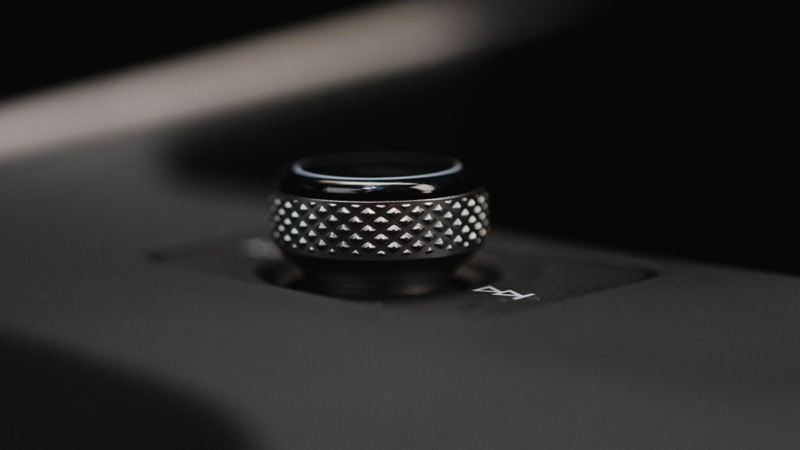 Gros plan d’un bouton rotatif texturé à l’intérieur d’une Volkswagen ID. Polo.