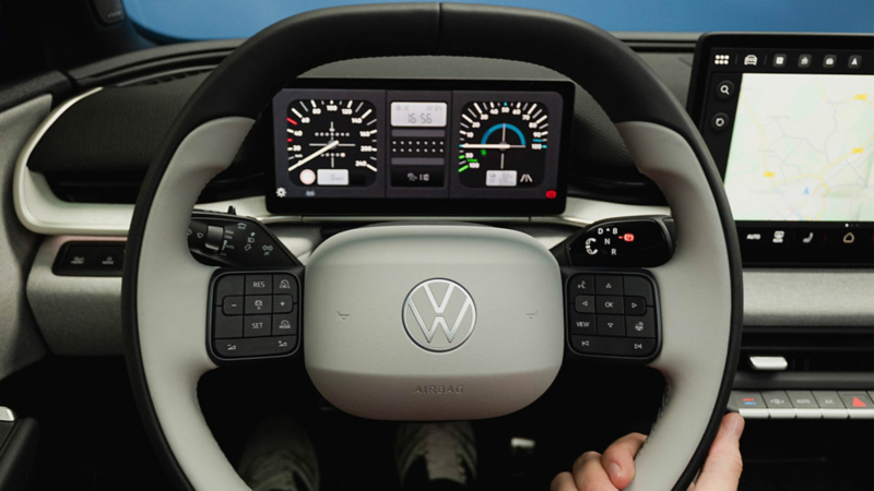 Lenkradansicht im Volkswagen ID. Polo mit Multifunktionstasten und digitalem Display.
