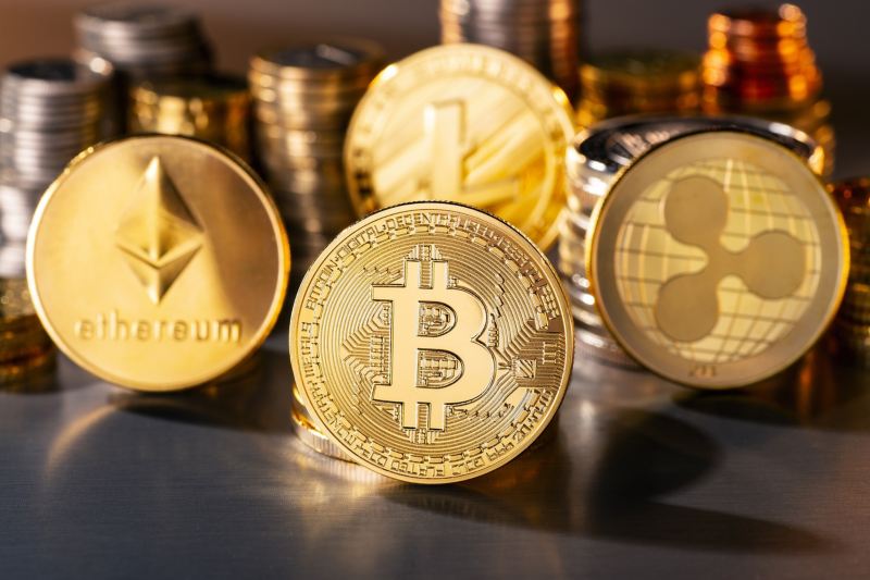 Illustration von goldenen Münzen verschiedener Kryptowährungen wie Bitcoin und Ethereum