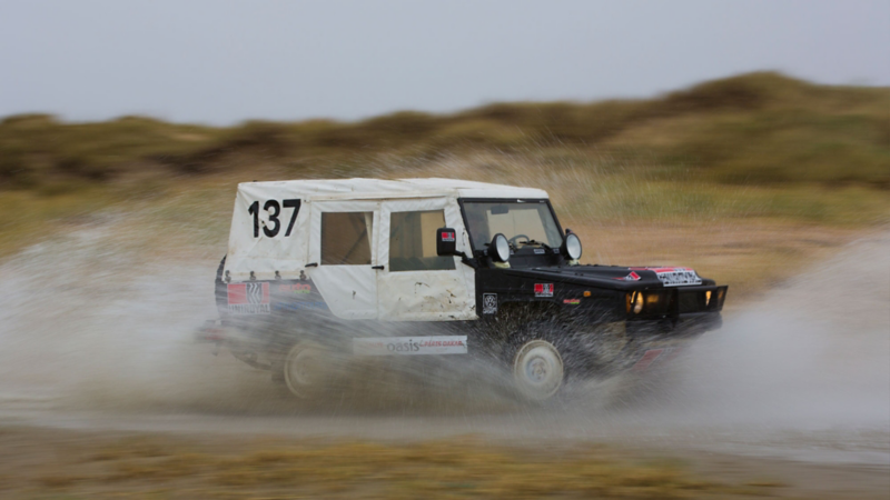 Iltis - full fart genom vattendrag