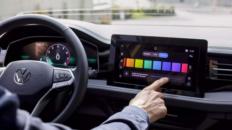 Dedo de conductor elige color de iluminación ambiental interior de Cross Sport. 