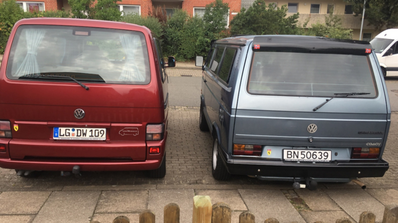 Die Rückansicht von den VW Bullis der befreundeten Paare.