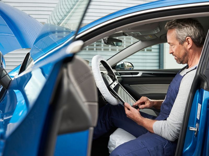 Técnico certificado por VW que inspecciona el interior de Volkswagen.