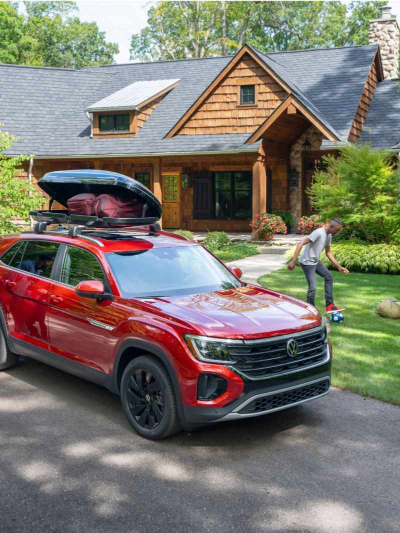 VW Atlas Cross Sport rojo aparcado frente a la casa.
