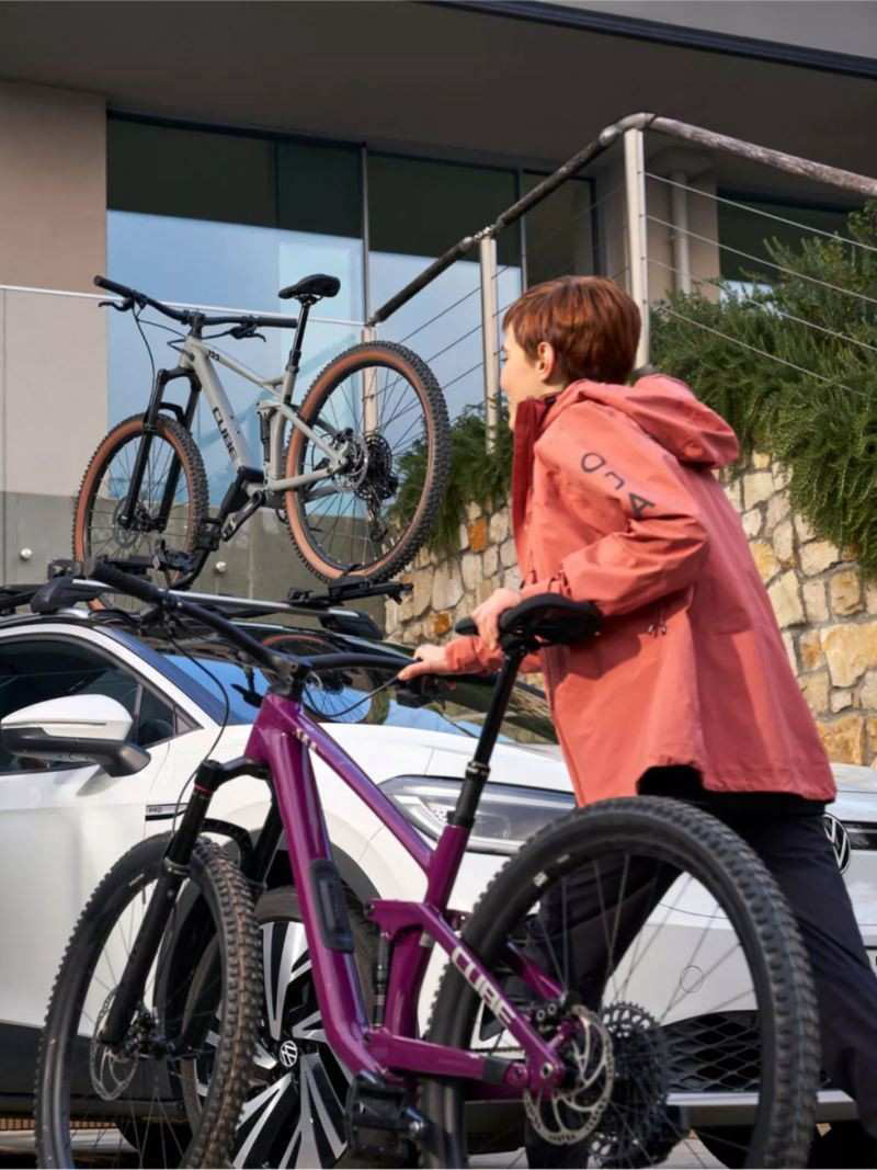 Person with bike next to VW ID.4.