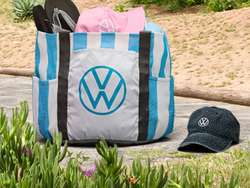 Bolso y gorra con la marca VW DriverGear.