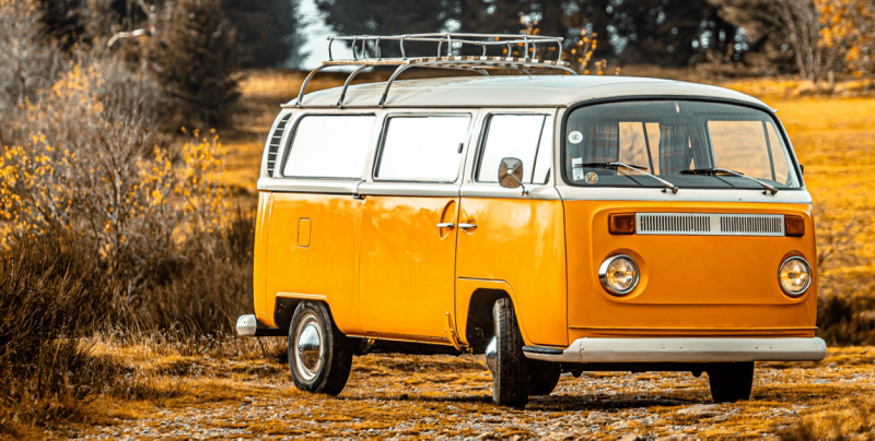 Starsza generacja Volkswagena California w jesiennej scenerii.