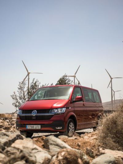 Furgoneta Volkswagen roja en campo eólico
