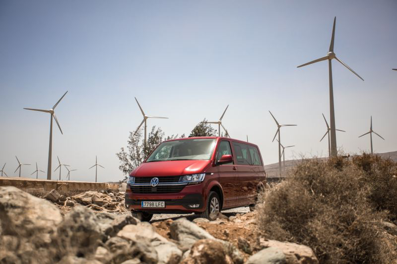Furgoneta Volkswagen roja en campo eólico